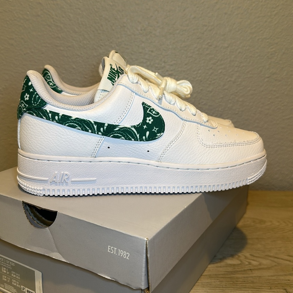 NIKE AIR FORCE 1 LOW 07 ESSENTIAL WHITE GREEN PAISLEY BANDANA WOMENS SIZE 7.5 🐍
